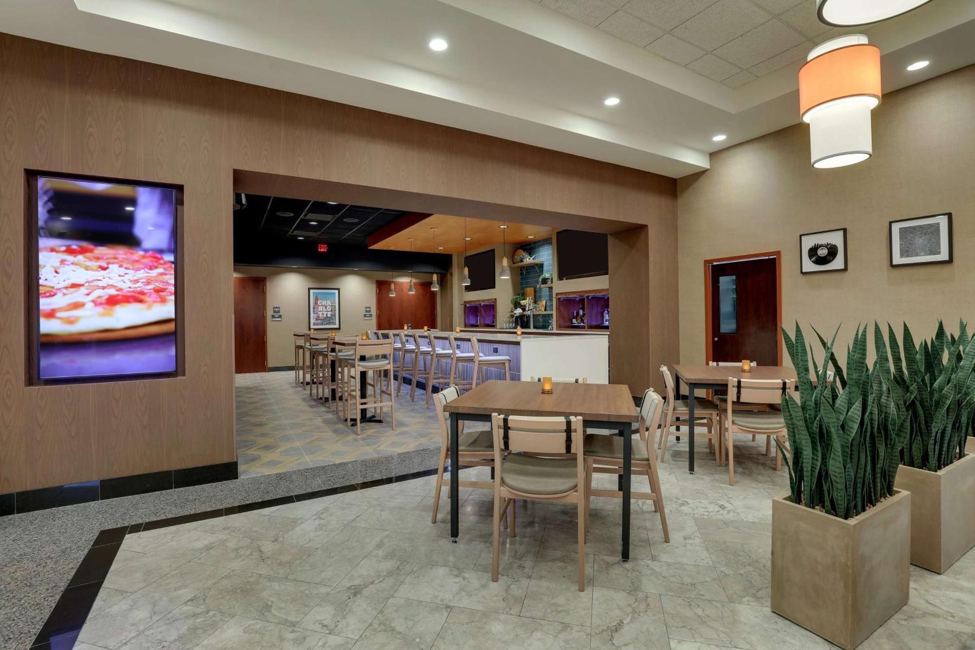 Drury Inn & Suites Charlotte Arrowood Экстерьер фото